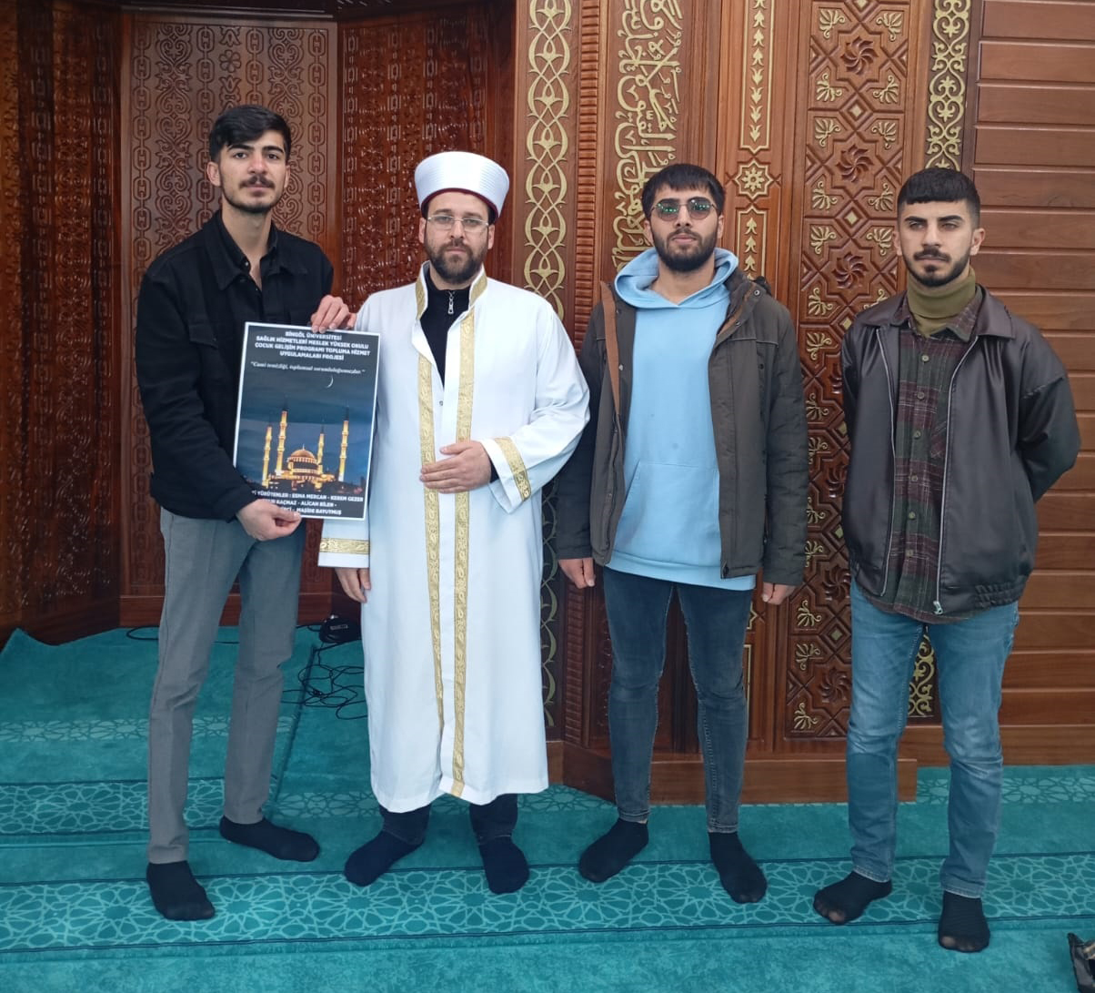 Üni̇versi̇te Öğrenci̇leri̇ Cami̇leri̇ Temi̇zledi̇ (1)