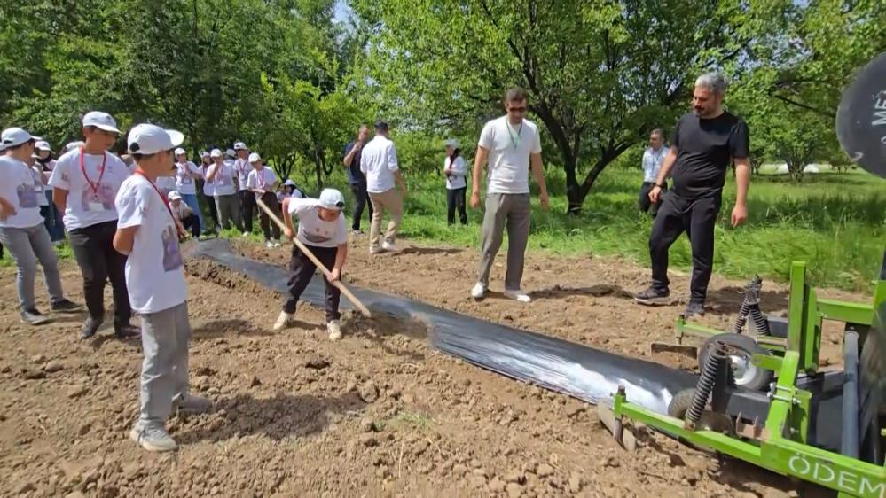 Öğrenci̇ler Sebze Yeti̇şti̇rmeyi̇ Öğreni̇yor (3)