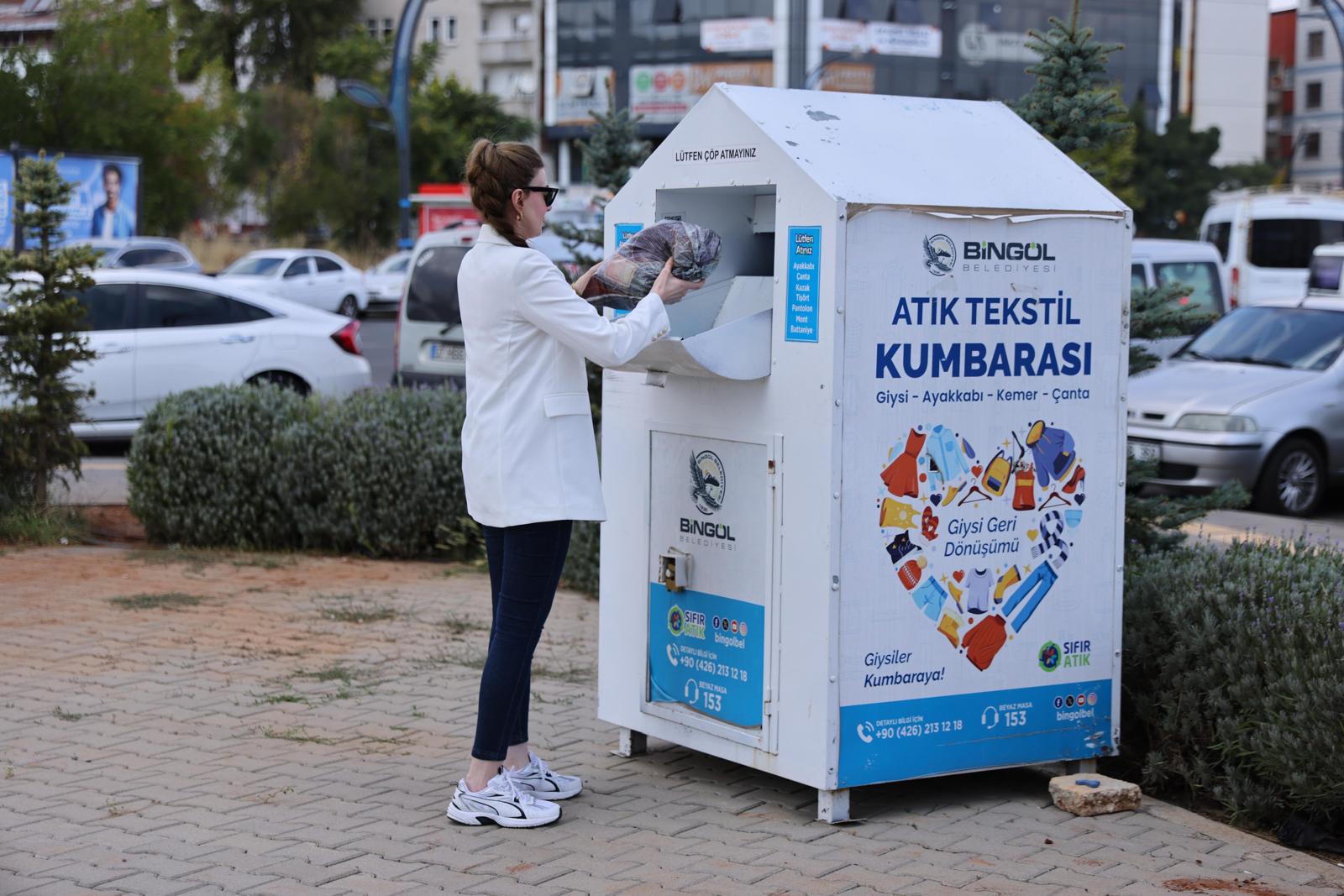 Geri̇ Dönüşüm Kutusuna 191 Ton Kiyafet Birakildi (1)