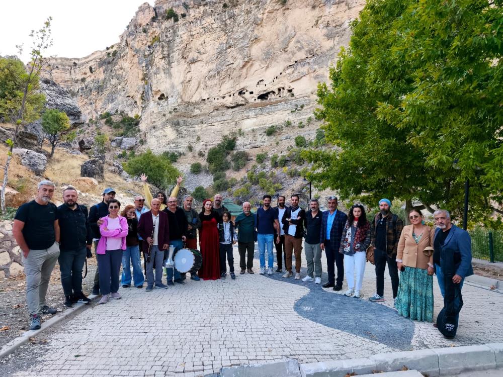Bi̇ngöllü Fotoğrafçilar Çemi̇şgezekî Fotoğrafladi (2)