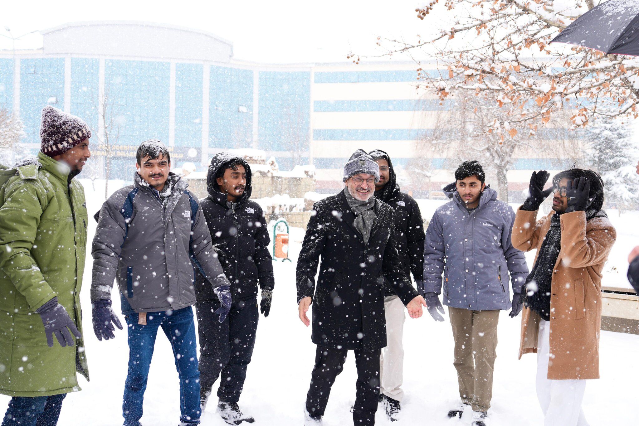 Afrikalı Öğrenciler İlk Kez Kar Gördü (1)