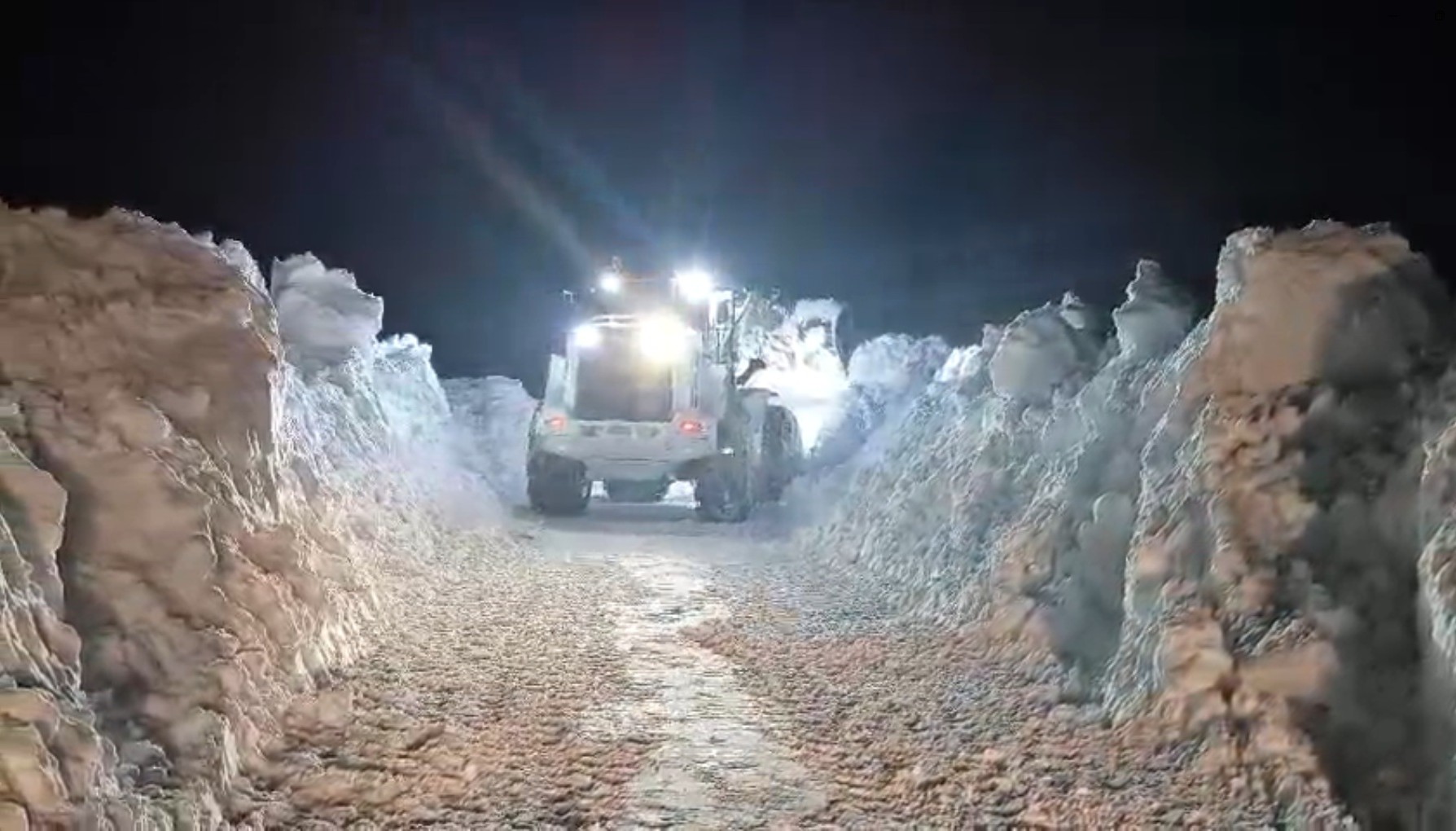 Bingöl İl Özel İdareden Gece Mesaisi (1)