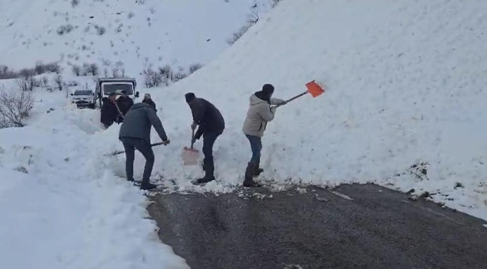 Bingöl'de Karayoluna Çığ Düştü (2)