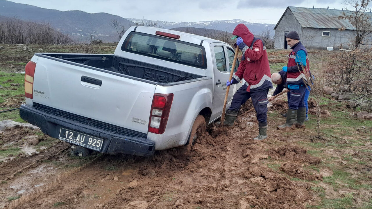 Yağmur Çamur Demeden Çalişiyorlar1