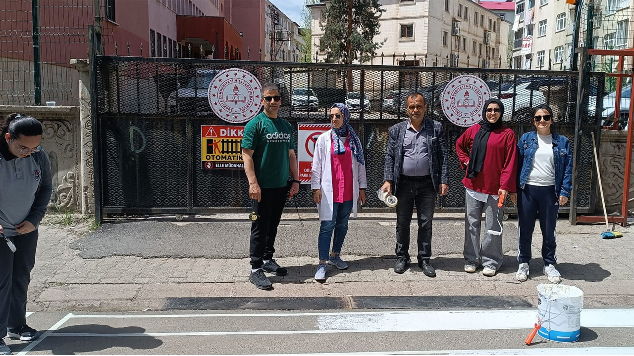 Okul Önünde Çalışma