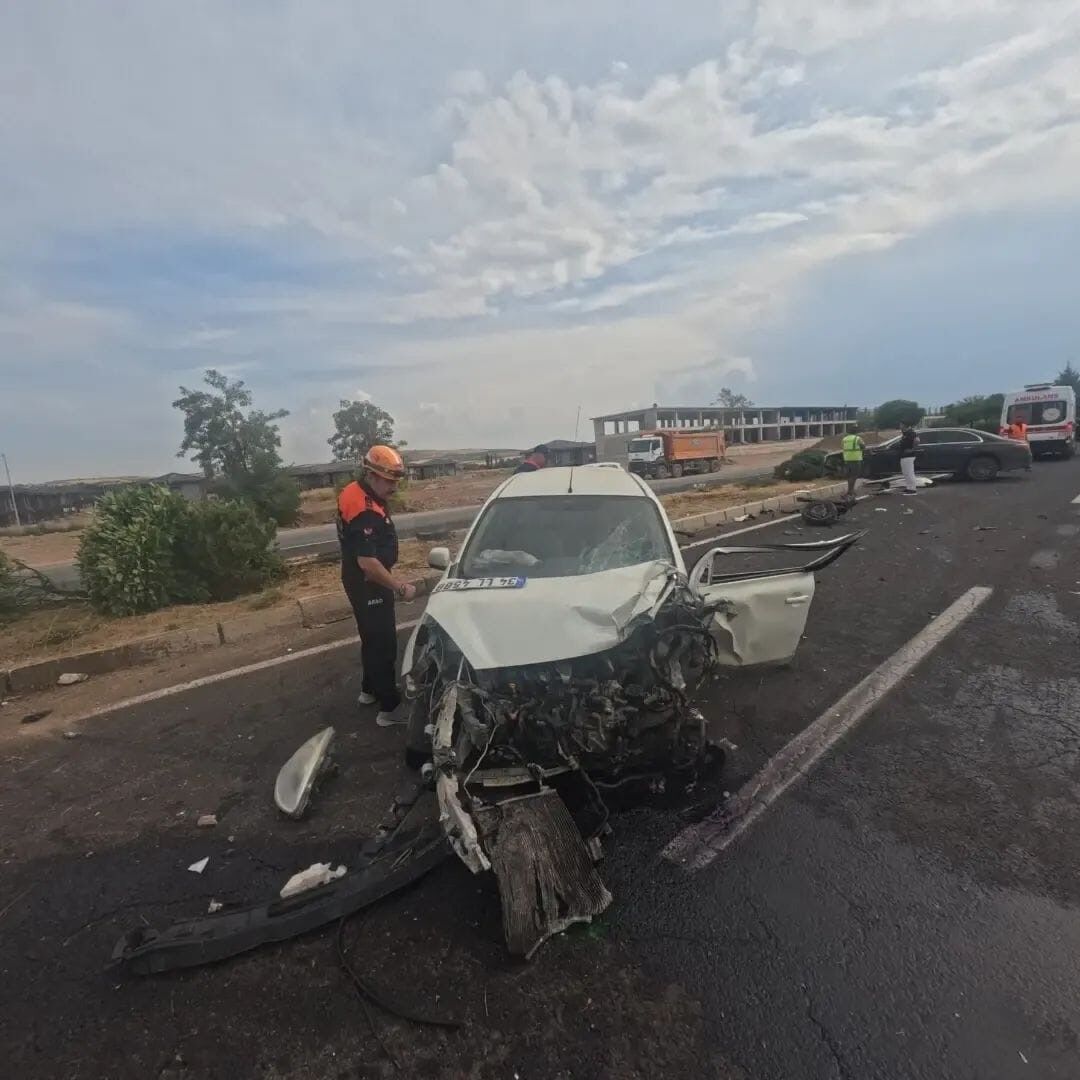 Elazığ-Malatya Yolunda İki Otomobil Çarpıştı: 2 Yaralı