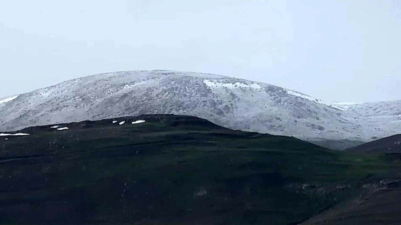 Ardahan'da Dolu Yağdı: Dağlar Beyaza Büründü