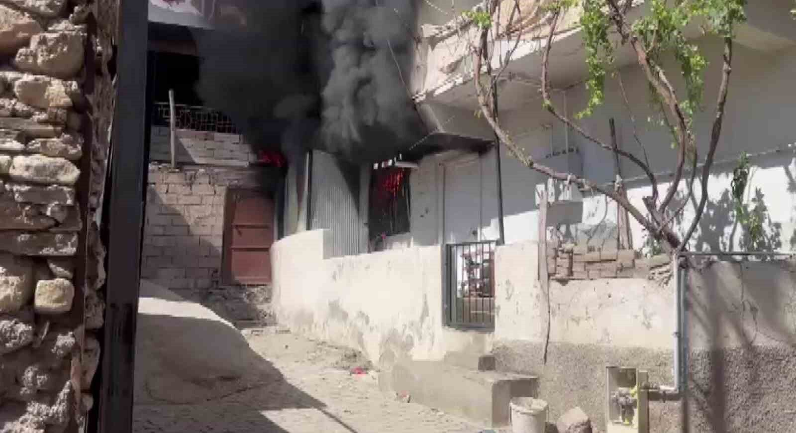 Diyarbakır’da Bir Ev Alevlere Teslim Oldu