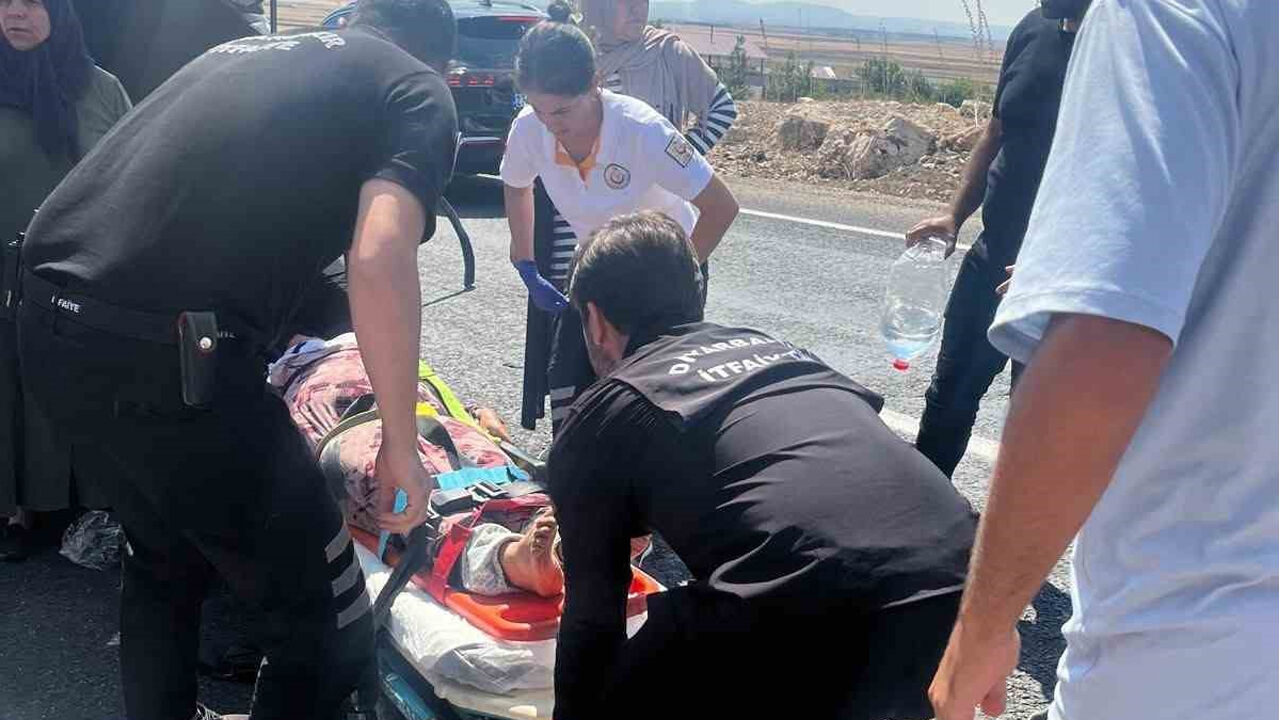 Diyarbakır Ergani Yolunda Otomobille Traktör Çarpıştı: 4 Yaralı