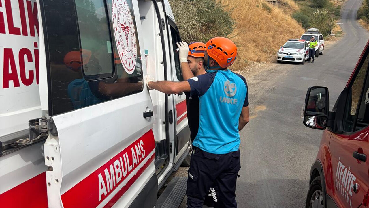 Mi̇ni̇büs Ağaca Çarpti1