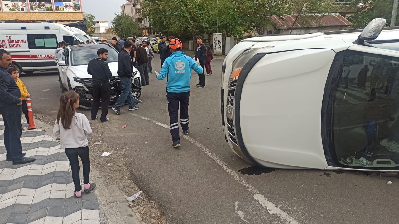 Bingöl'de Trafik Kazası: Ciple Çarpışan Kamyonet Devrildi