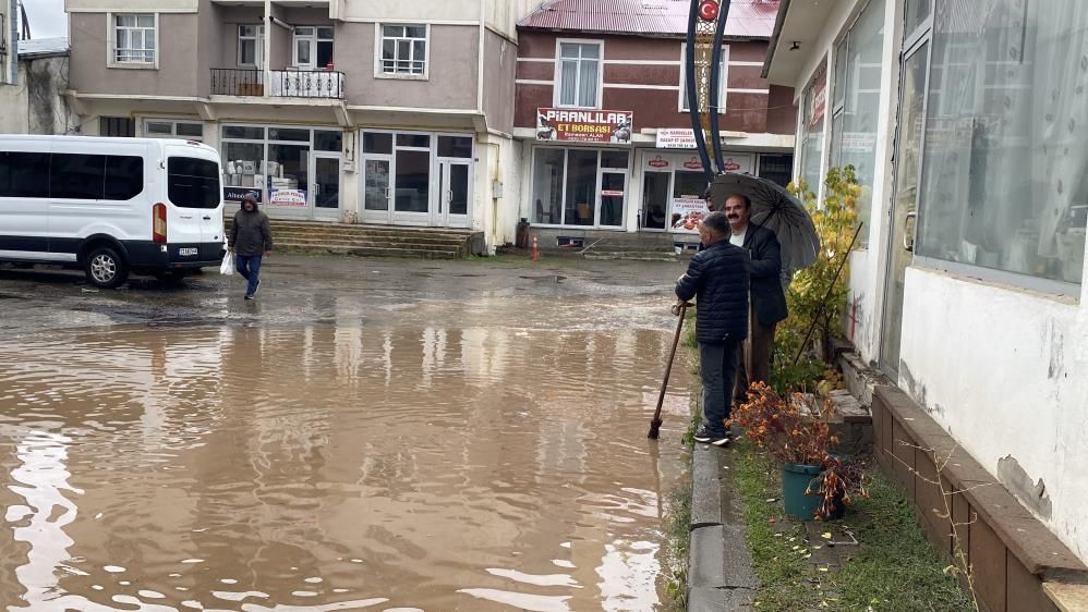 Karlıova'da Sokaklar Göle Döndü (3)