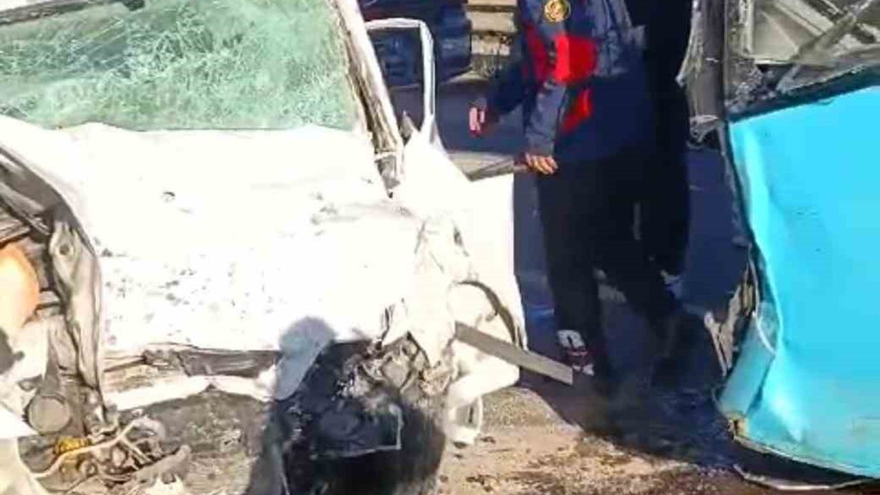 Diyarbakır'da Otomobil İle Otobüs Çarpıştı: 1 Ölü, 4 Yaralı