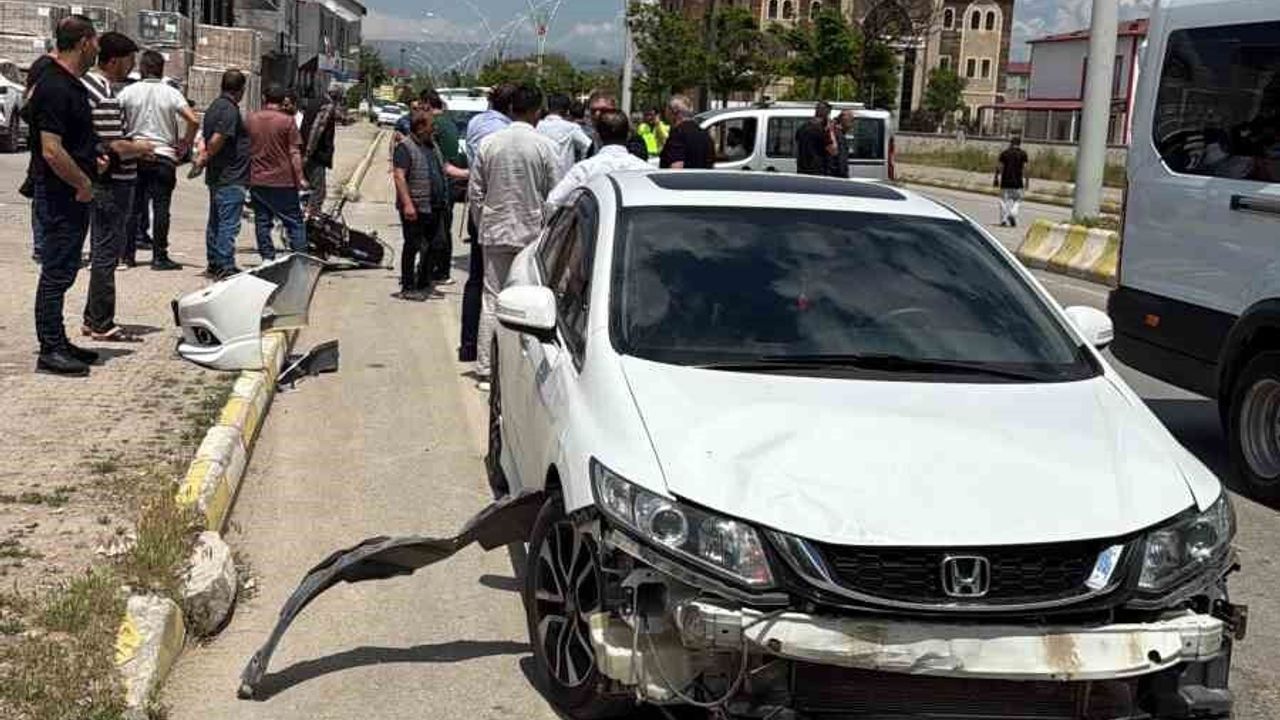 Otomobil ile Motosiklet Çarpıştı: 2 Yaralı