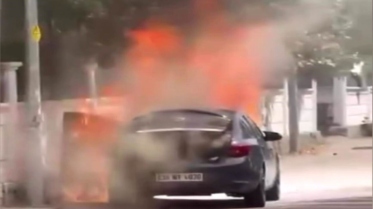 Diyarbakır'da Seyir Halindeki Otomobilde Yangın