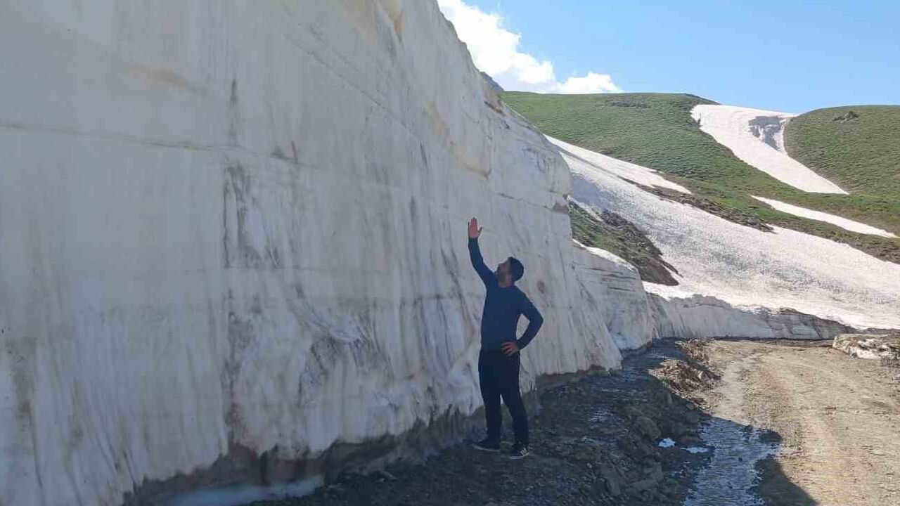 Haziran Ayında 5 Metrelik Kar Kütlesi Şaşırttı