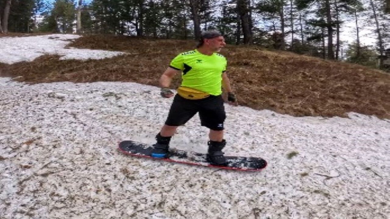 Yaz Mevsiminde Kar Üzerinde Snowboard Yaptı