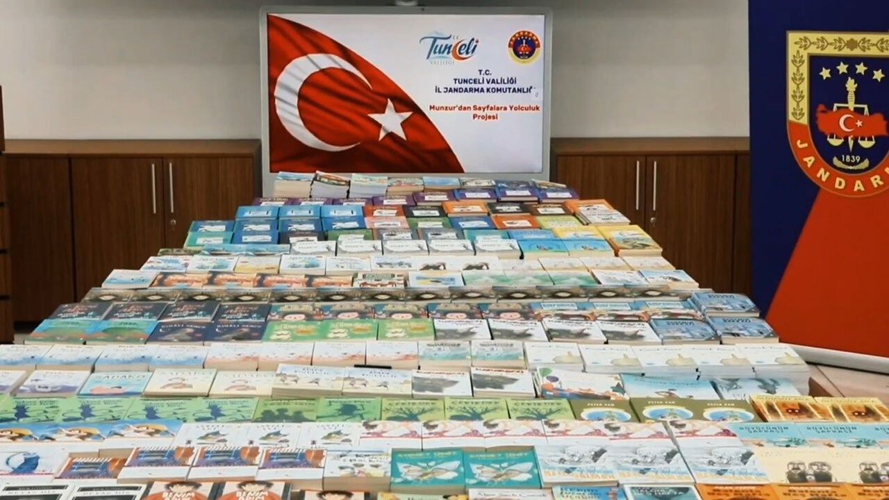 Tunceli'de Jandarmadan Köy Okuluna 5 Bin Kitap Desteği