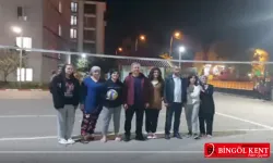 Bingöl'de İl Müdürü öğrencilerle voleybol oynadı