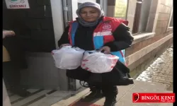 Hem aşçılık öğreniyorlar hem de ihtiyaç sahiplerine yemek hazırlıyorlar