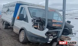 Bingöl'de Trafik Kazası: Kamyonet Direğe Çarptı, 3 Kişi Yaralandı!