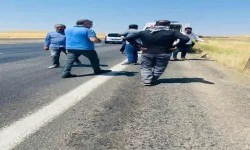 Diyarbakır'da Yol Kenarında Oturan 2 Kişiye Araç Çarptı: Ağır Yaralı!