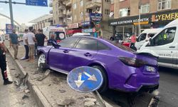Diyarbakır’da Otomobil Refüje Çarptı: 1 Yaralı