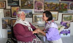 İzmir'de ‘Şalvarlı Ressam’ı Ziyaret Etti