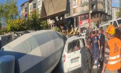 Beton Mikseri, Hafif Ticari Aracın Üzerine Devrildi: 1 Yaralı