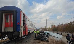 Yolcu Treni ile Kamyonet Çarpıştı: 1 Ölü, 1 Ağır Yaralı