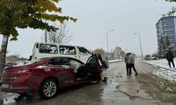 Elazığ’da Transit ile Otomobil Çarpıştı, 3 Kişi Yaralandı