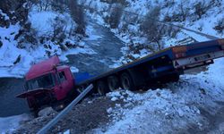 Tunceli’de Tır, Virajı Alamayıp Dereye Düştü