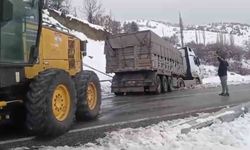 Karlı Yolda Kayarak Yoldan Çıkan Tırı, Ekipler Kurtardı