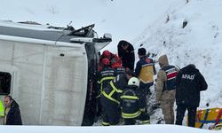 Erzincan’da otobüs şarampole yuvarlandı, 21 kişi yaralandı