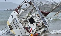 Bodrum’da fırtına ve yağış etkili oldu, yelkenli tekne karaya vurdu