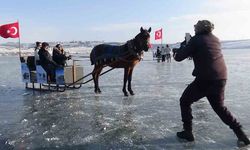 Çıldır Gölü Buzla Kaplandı, Ziyaretçiler Akın Etti