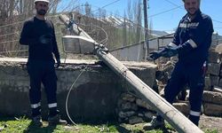 Fırtına ve Hortum Karayazı'da Enerji Hatlarını Vurdu!