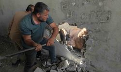 Duvar Arasında Sıkışan İnek Vatandaşların Müdahalesiyle Kurtarıldı