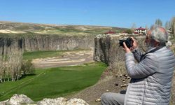 Fotoğrafın diliyle geçmişin izini sürüyor