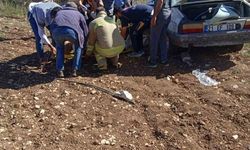 Mardin'de Kontrolden Çıkan Otomobil Tarlaya Devrildi: 2 Yaralı