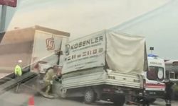 Tıra Arkadan Çarpan Kamyonet Sürücüsü Kabinde Sıkıştı