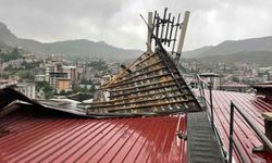 Hakkari’de Fırtına Çatıları Uçurdu
