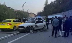 Servis Minibüsüyle Otomobil Çarpıştı: 8 Yaralı