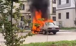 Park Halindeki Otomobil Yangında Küle Döndü