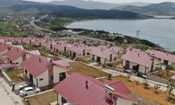 Tatil Köylerini Anımsatan Göl Manzaralı Afet Konutları