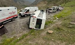 Hakkari'de Öğrenci Servis Aracı Devrildi: 8 Yaralı