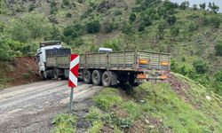 Hakkari'de Mahsur Kalan Tırı Vatandaşlar Kurtardı!