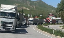 İran Sınırında 2 Kilometrelik Tır Kuyruğu Oluştu
