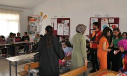 Üniversite Öğrencileri Anaokulu Öğrencilerine Kalem Dağıttı