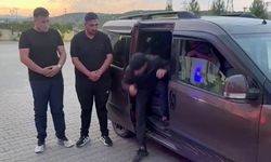 Bingöl'de Hafif Ticari Araçta 14 Afgan Göçmen Yakalandı!